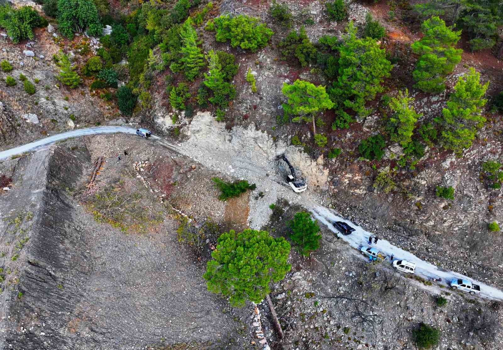 Alanya’da heyelan sonrası kapanan yolda sona gelindi
