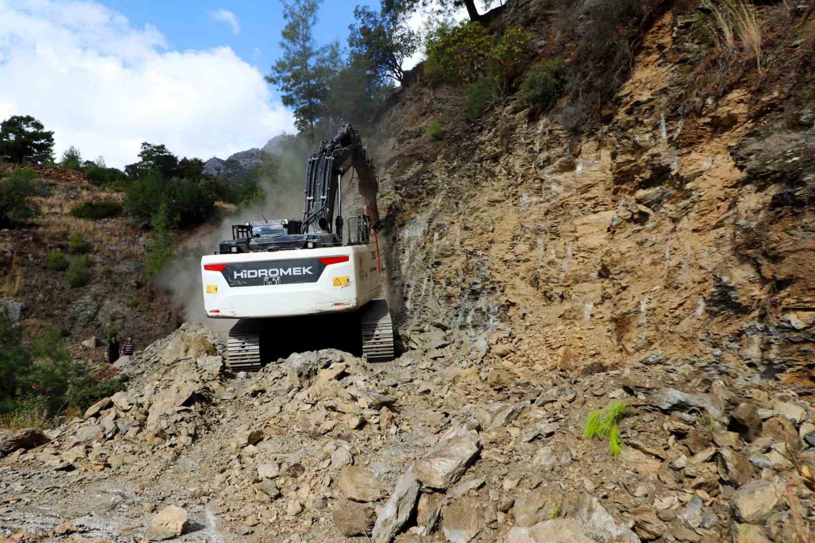 Alanya’da heyelan sonrası kapanan yolda sona gelindi
