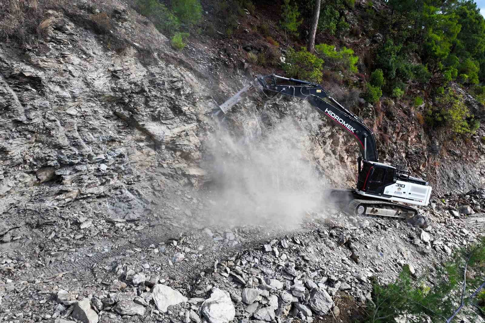 Alanya’da heyelan sonrası kapanan yolda sona gelindi
