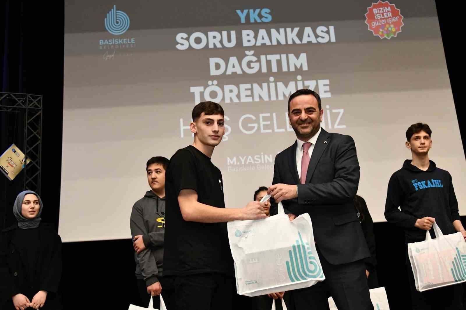 YKS’ye hazırlanan öğrencilere soru bankası seti desteği
