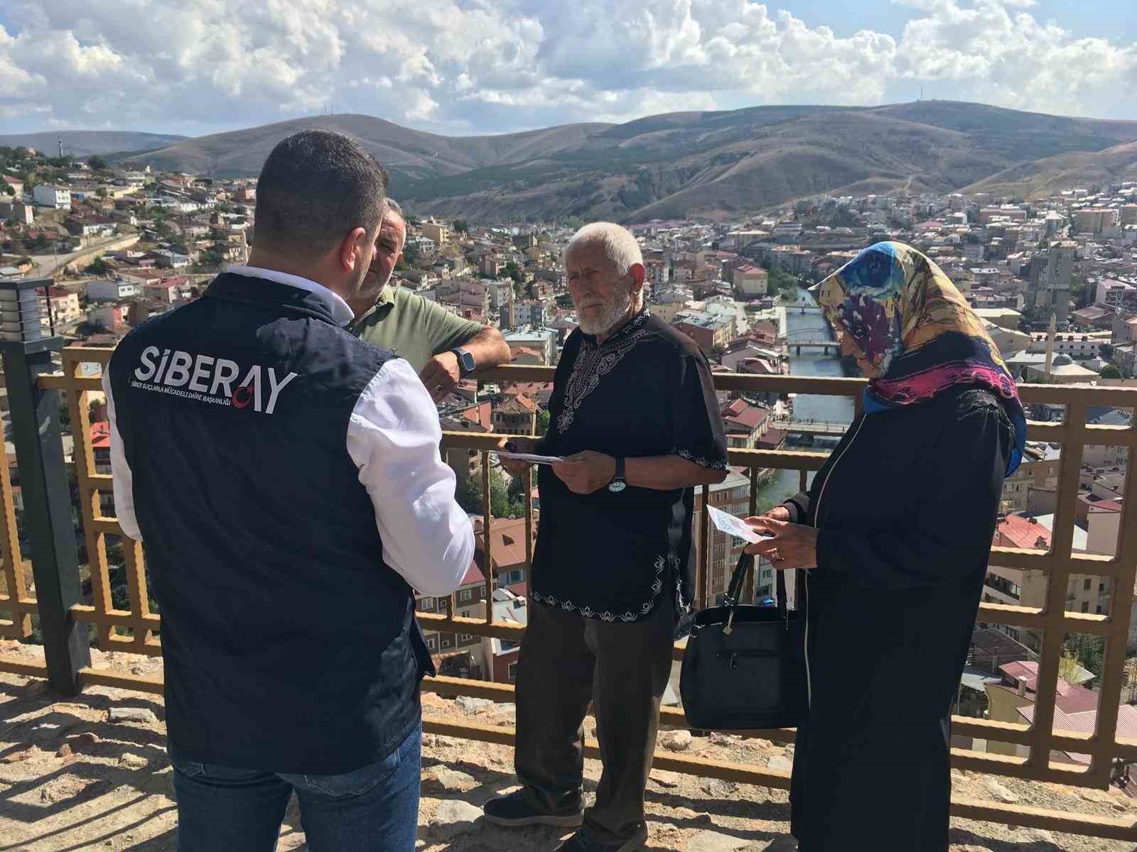 Bayburt polisi vatandaşları ve çocukları dolandırıcılara karşı uyarmaya devam ediyor
