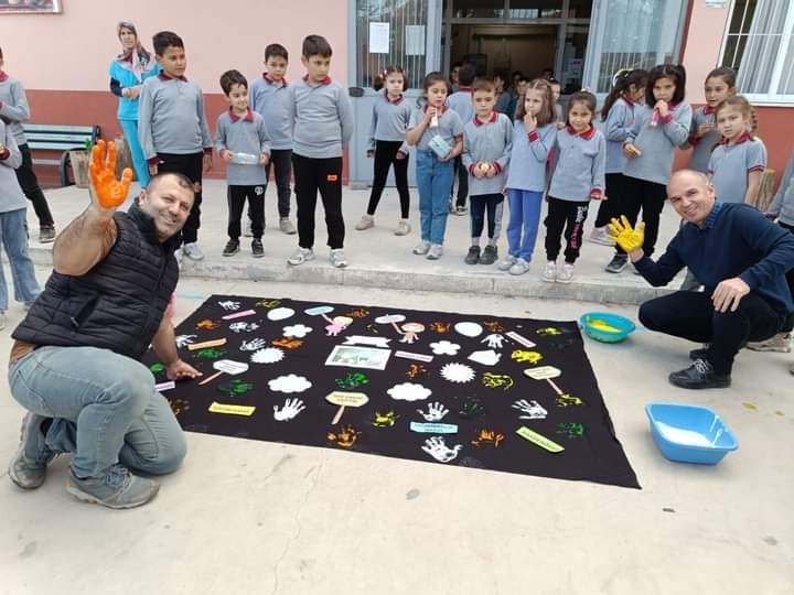 İlkokul öğrencilerinden Çocuk Hakları Panosu
