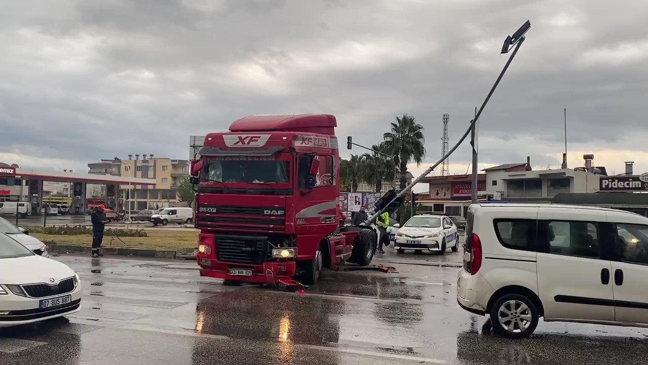 Serik’te tırlar çarpıştı: 1 yaralı
