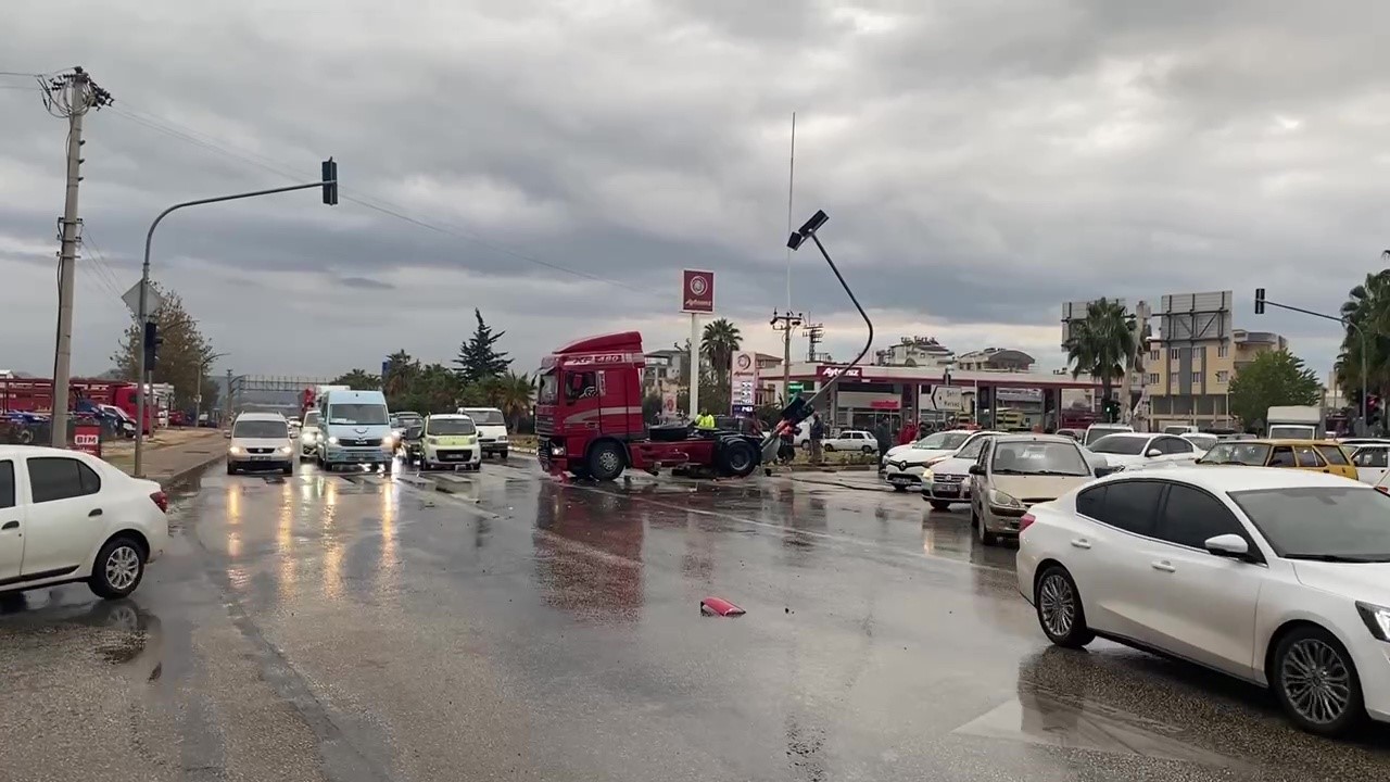 Serik’te tırlar çarpıştı: 1 yaralı
