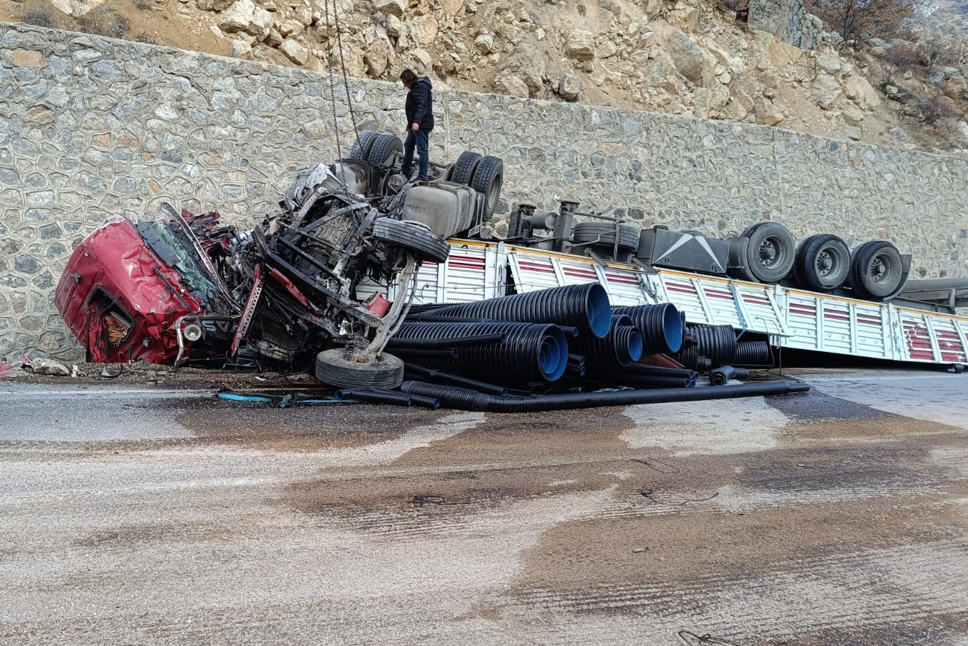 Gümüşhane’de boru yüklü tır duvara çarptı: 1 ağır yaralı
