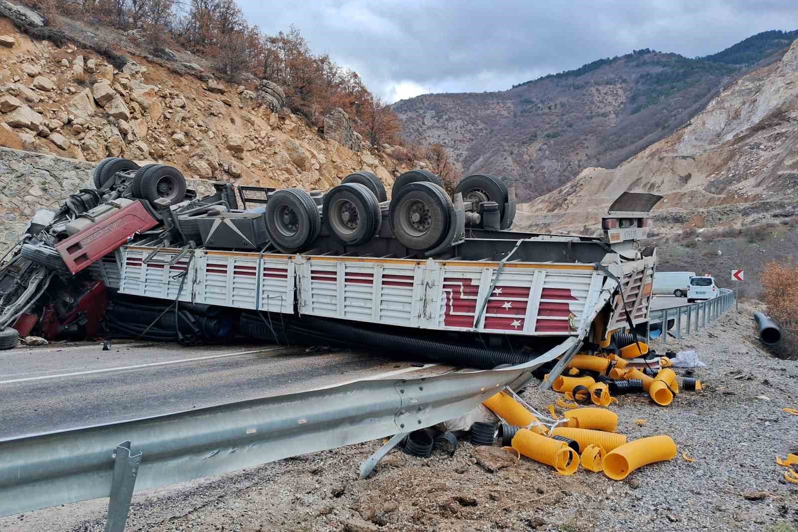 Gümüşhane’de boru yüklü tır duvara çarptı: 1 ağır yaralı
