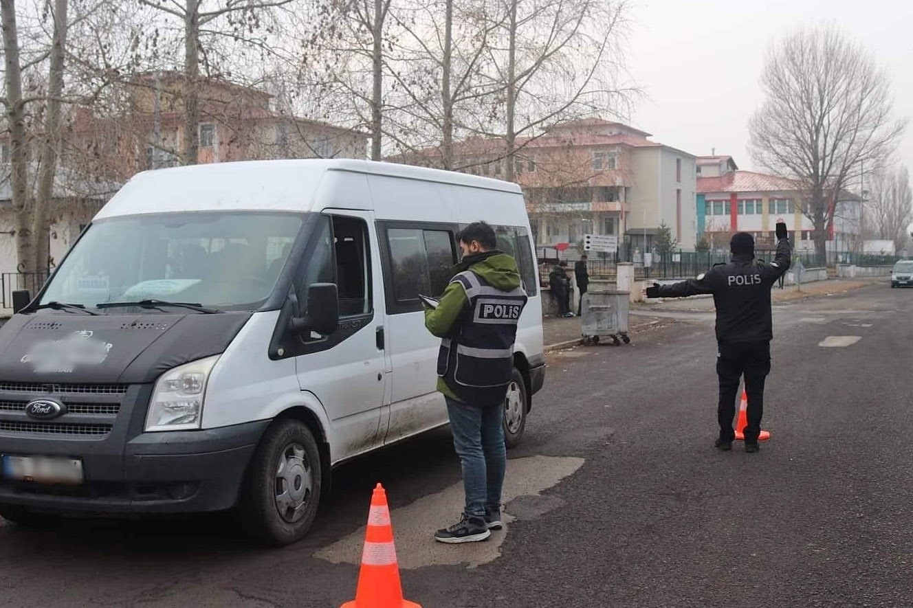 Ardahan’da polis ekiplerince okul çevrelerinde denetim yapıldı
