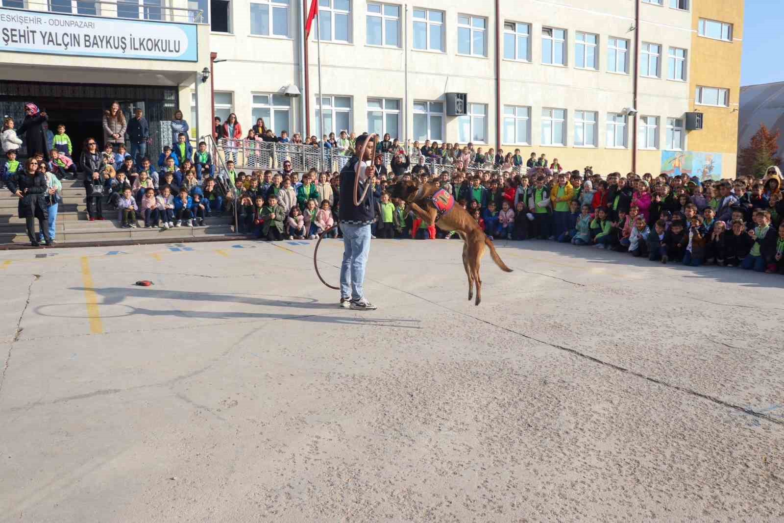 Dünya Çocuk Hakları Günü nedeniyle jandarma ekiplerinden ilkokul ziyareti
