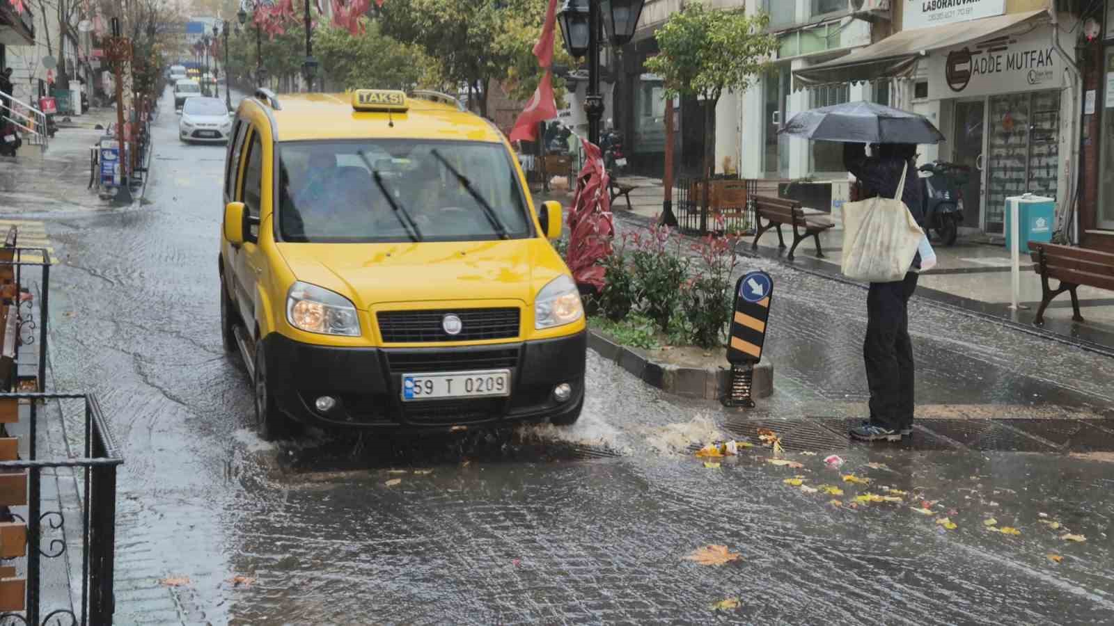 Tekirdağ’da fırtına ve şiddetli yağış hayatı felç etti
