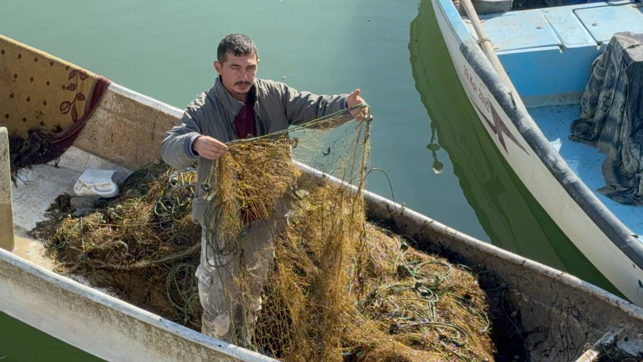 Eğirdir Gölü’nde sular çekildi, balıkçılar isyan etti: “Balık yerine yosun çekiyoruz