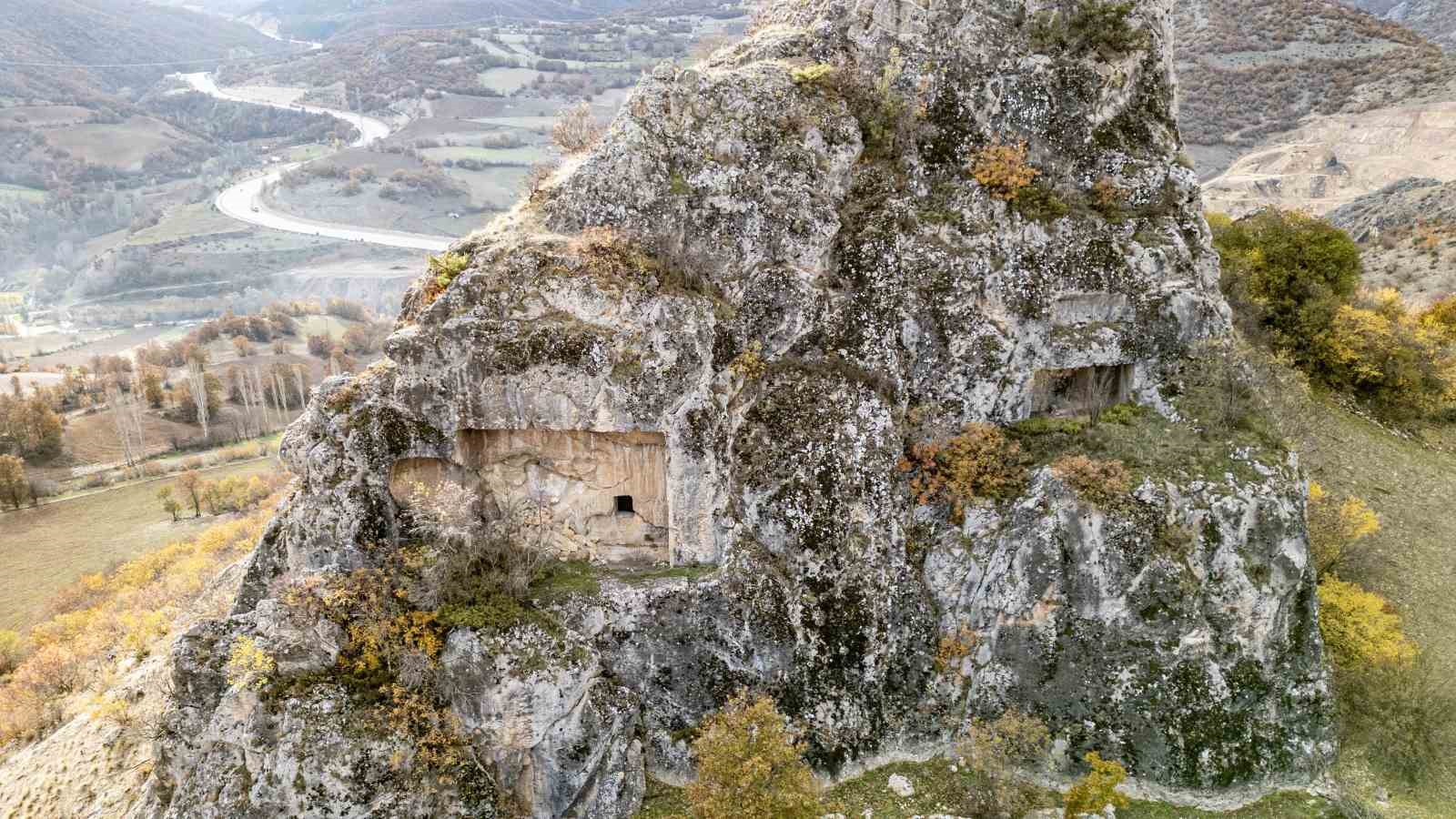 Yalnızlığa terk edilen 2 bin yıllık kale ve kaya mezarlar turizme kazandırılmayı bekliyor
