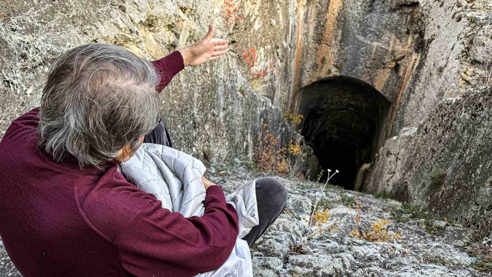 Yalnızlığa terk edilen 2 bin yıllık kale ve kaya mezarlar turizme kazandırılmayı bekliyor
