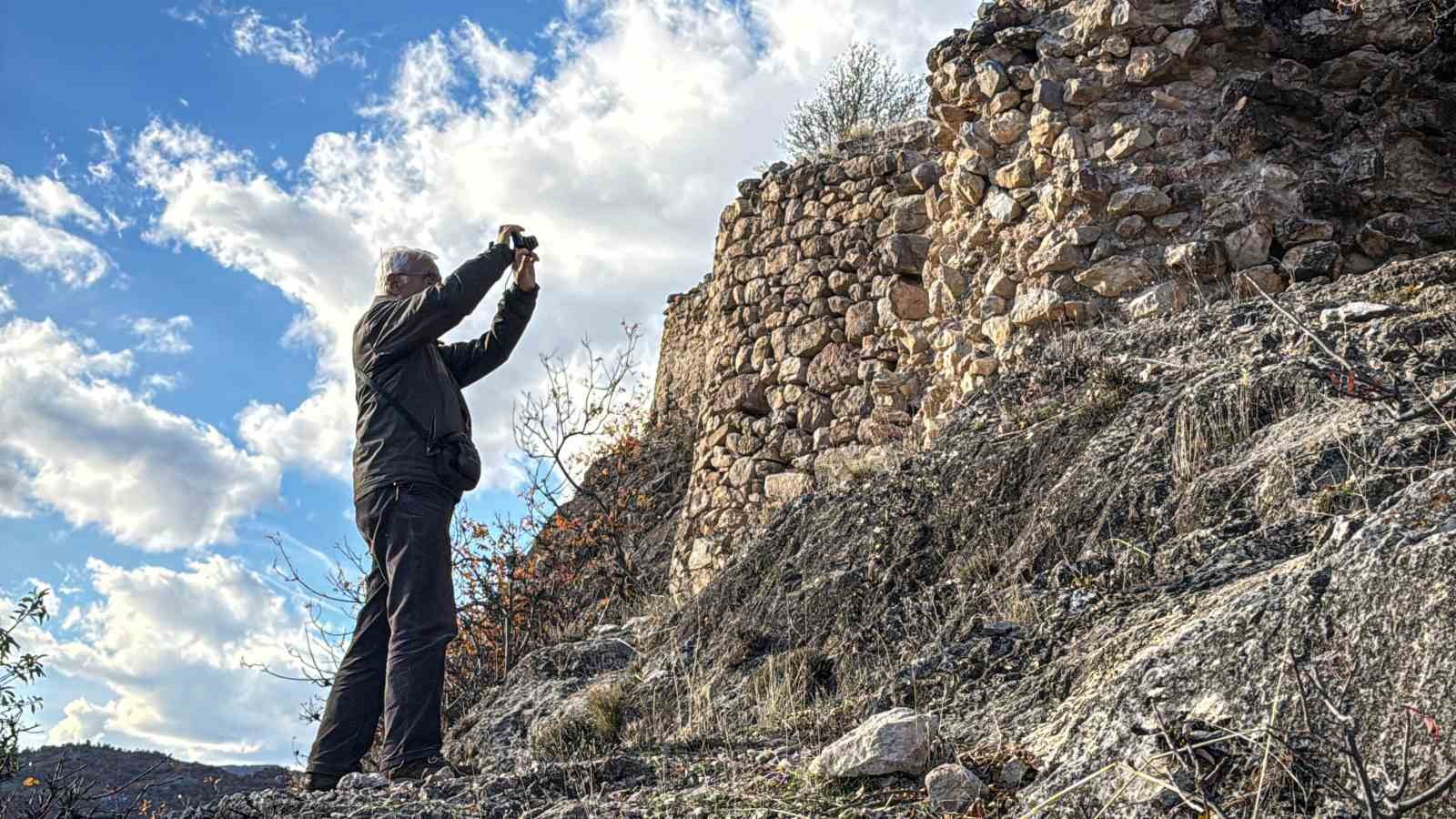 Yalnızlığa terk edilen 2 bin yıllık kale ve kaya mezarlar turizme kazandırılmayı bekliyor
