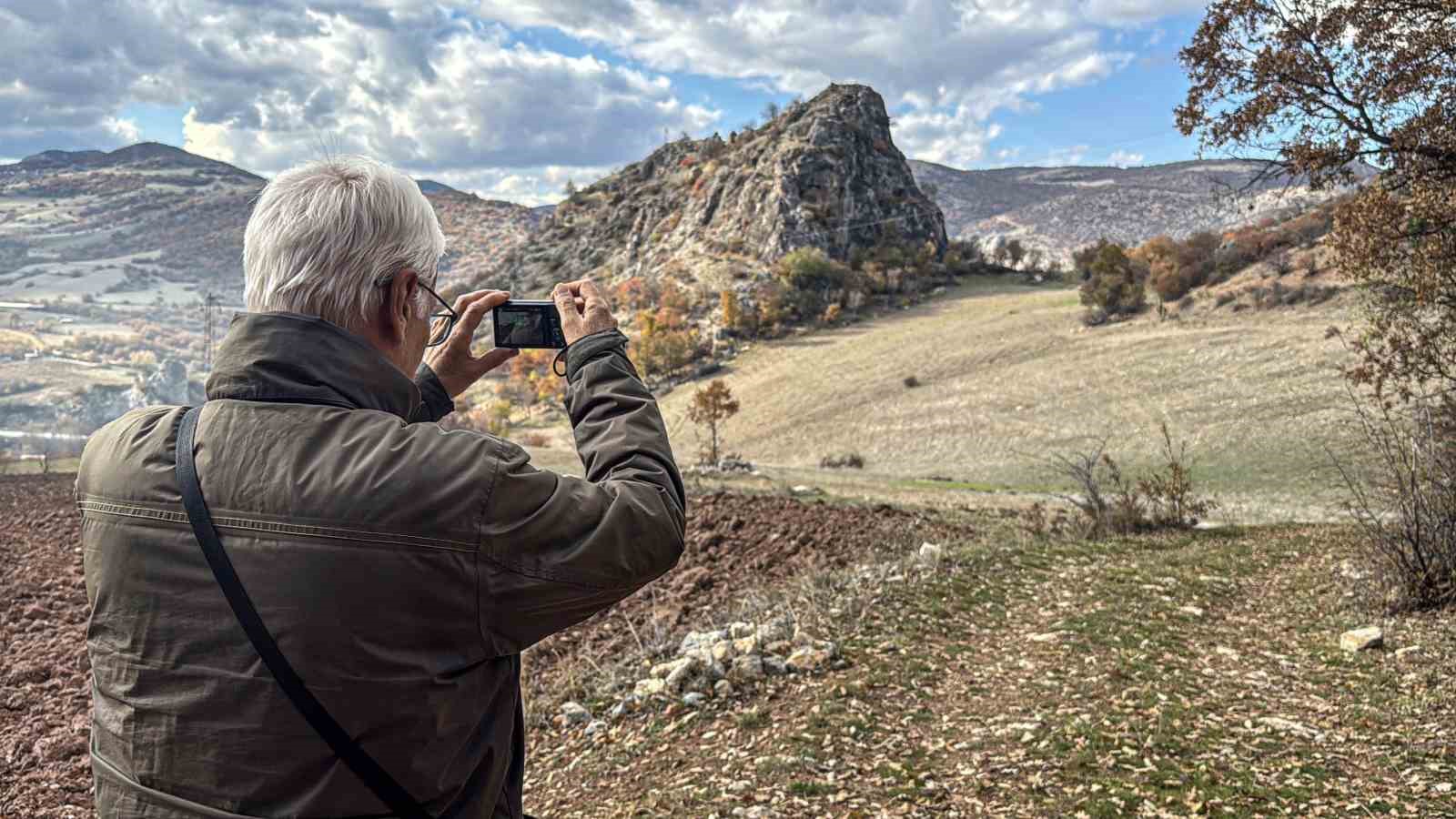 Yalnızlığa terk edilen 2 bin yıllık kale ve kaya mezarlar turizme kazandırılmayı bekliyor
