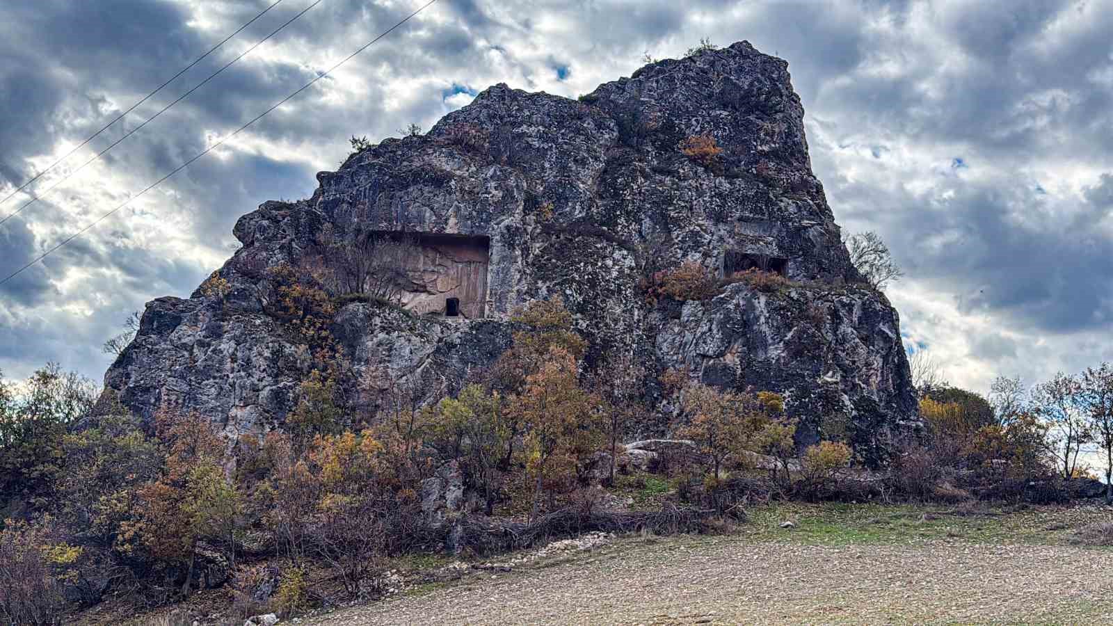 Yalnızlığa terk edilen 2 bin yıllık kale ve kaya mezarlar turizme kazandırılmayı bekliyor
