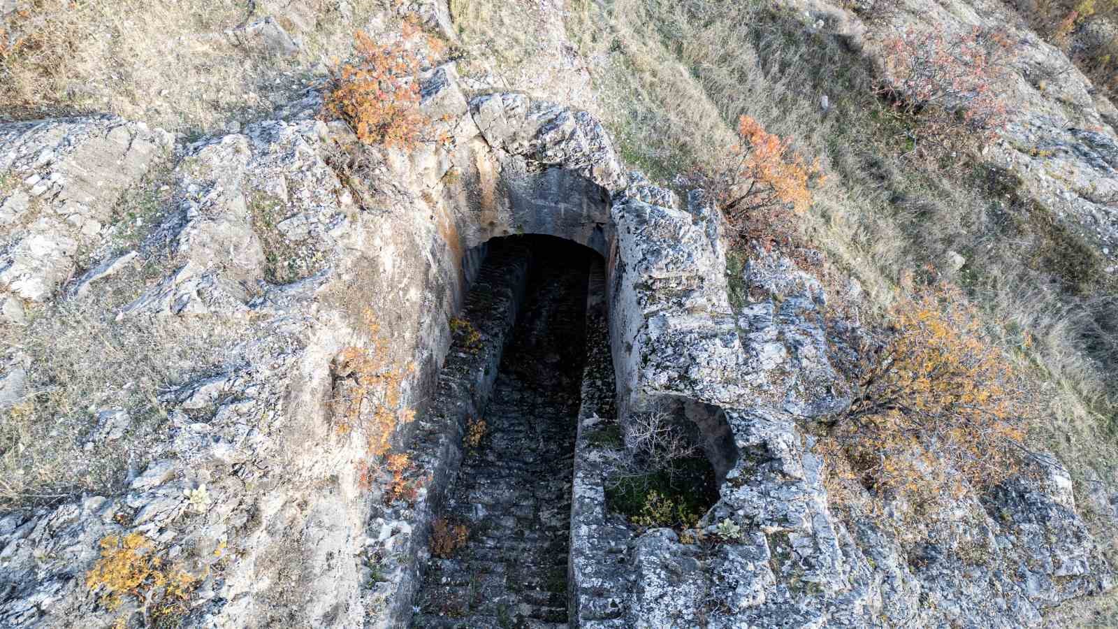 Yalnızlığa terk edilen 2 bin yıllık kale ve kaya mezarlar turizme kazandırılmayı bekliyor
