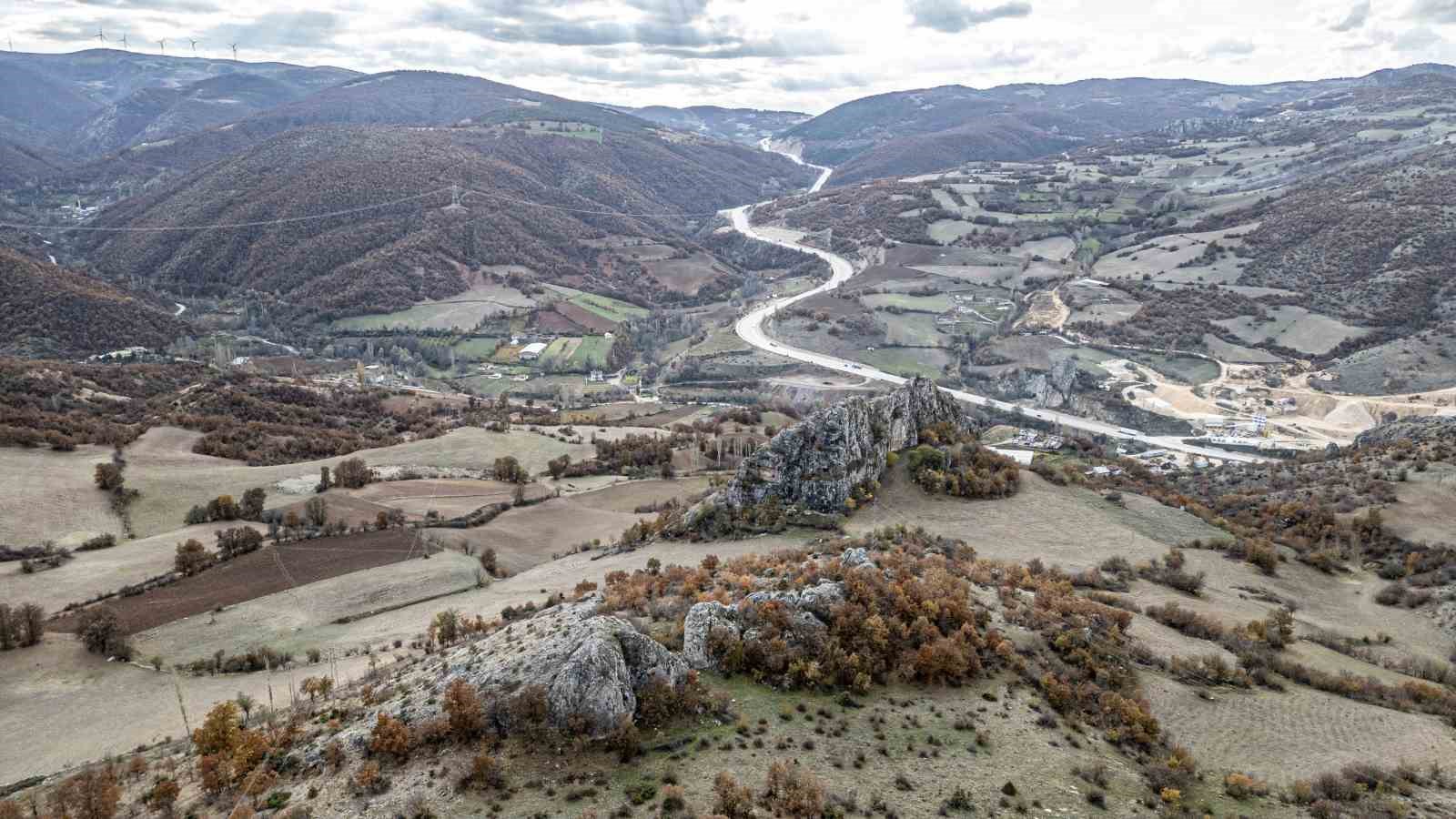 Yalnızlığa terk edilen 2 bin yıllık kale ve kaya mezarlar turizme kazandırılmayı bekliyor
