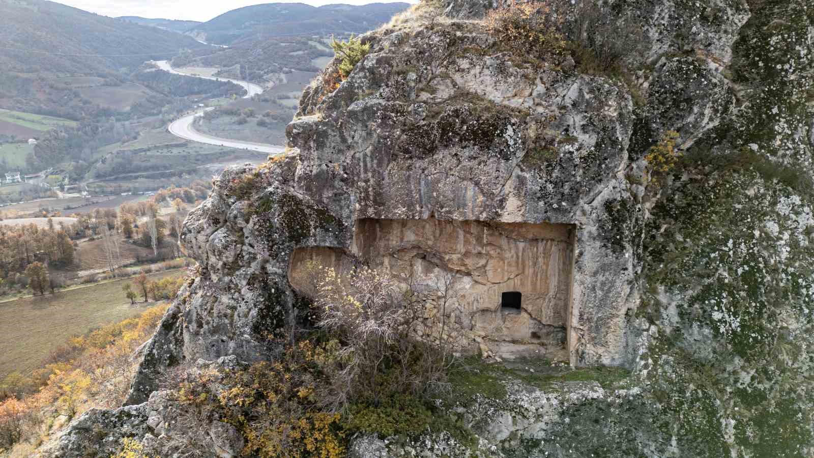 Yalnızlığa terk edilen 2 bin yıllık kale ve kaya mezarlar turizme kazandırılmayı bekliyor
