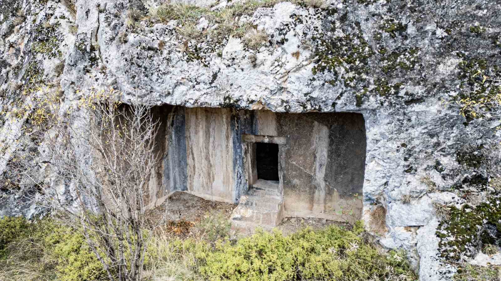 Yalnızlığa terk edilen 2 bin yıllık kale ve kaya mezarlar turizme kazandırılmayı bekliyor
