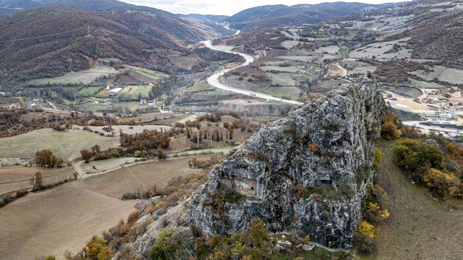 Yalnızlığa terk edilen 2 bin yıllık kale ve kaya mezarlar turizme kazandırılmayı bekliyor
