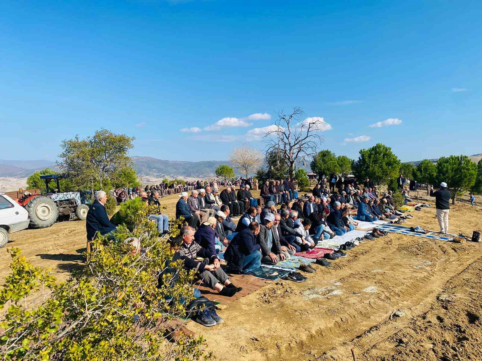 Sarıgöllüler yağmur duasına çıktı
