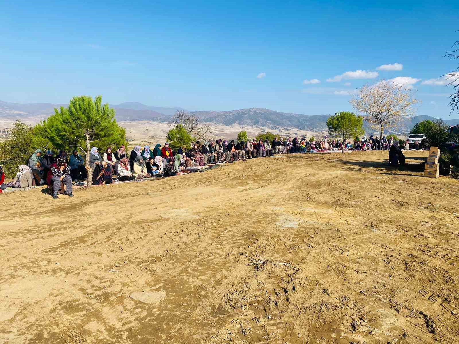 Sarıgöllüler yağmur duasına çıktı
