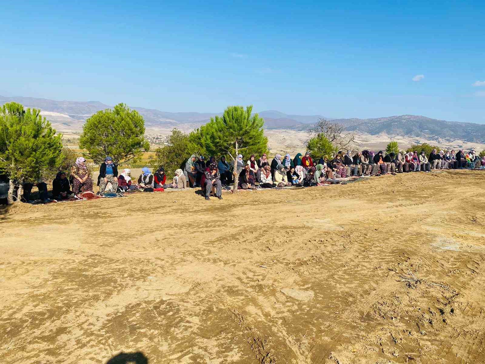 Sarıgöllüler yağmur duasına çıktı
