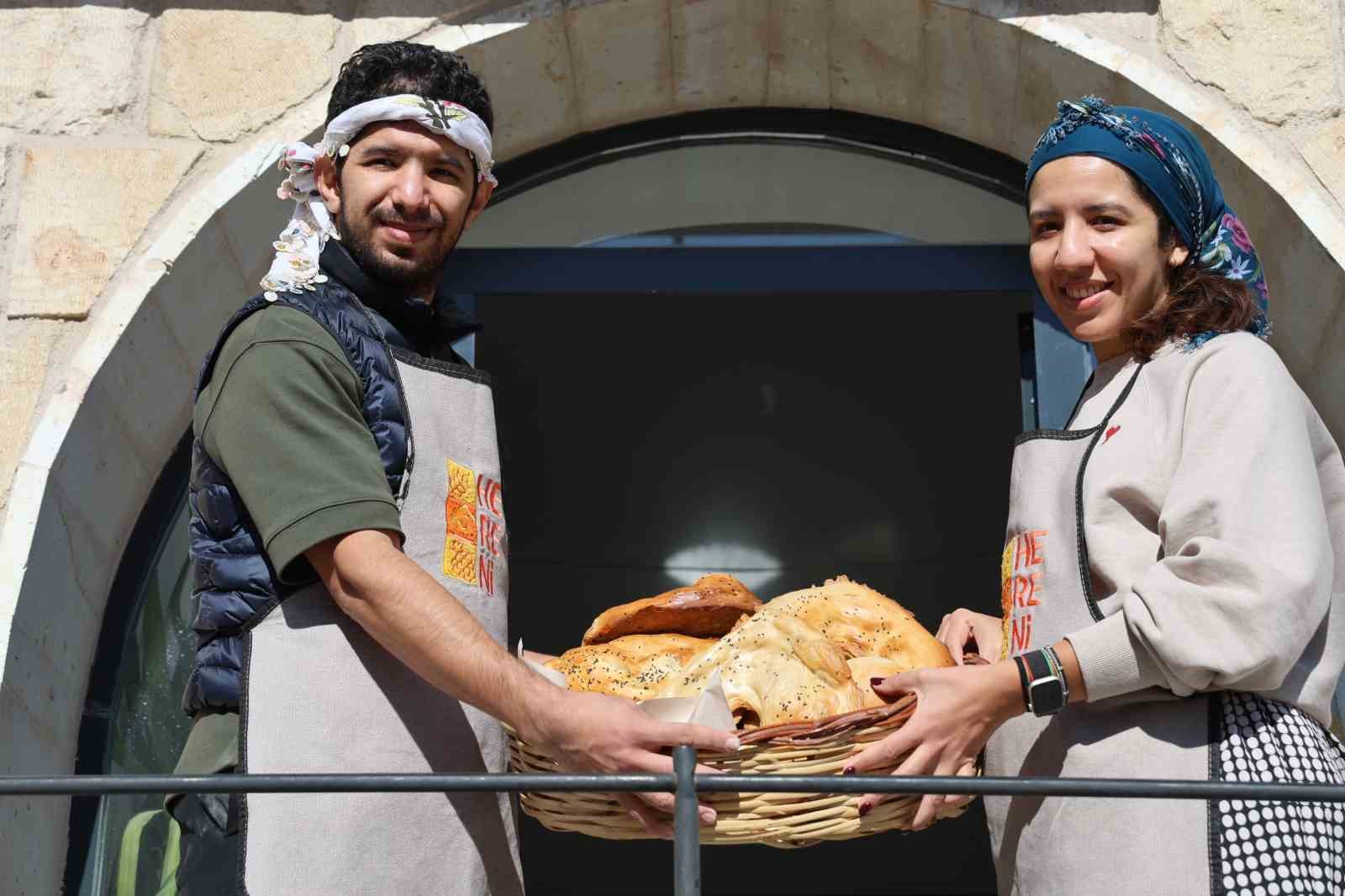 Turistler Kapadokya’da mantı doldurdu, tandırda ekmek pişirdi
