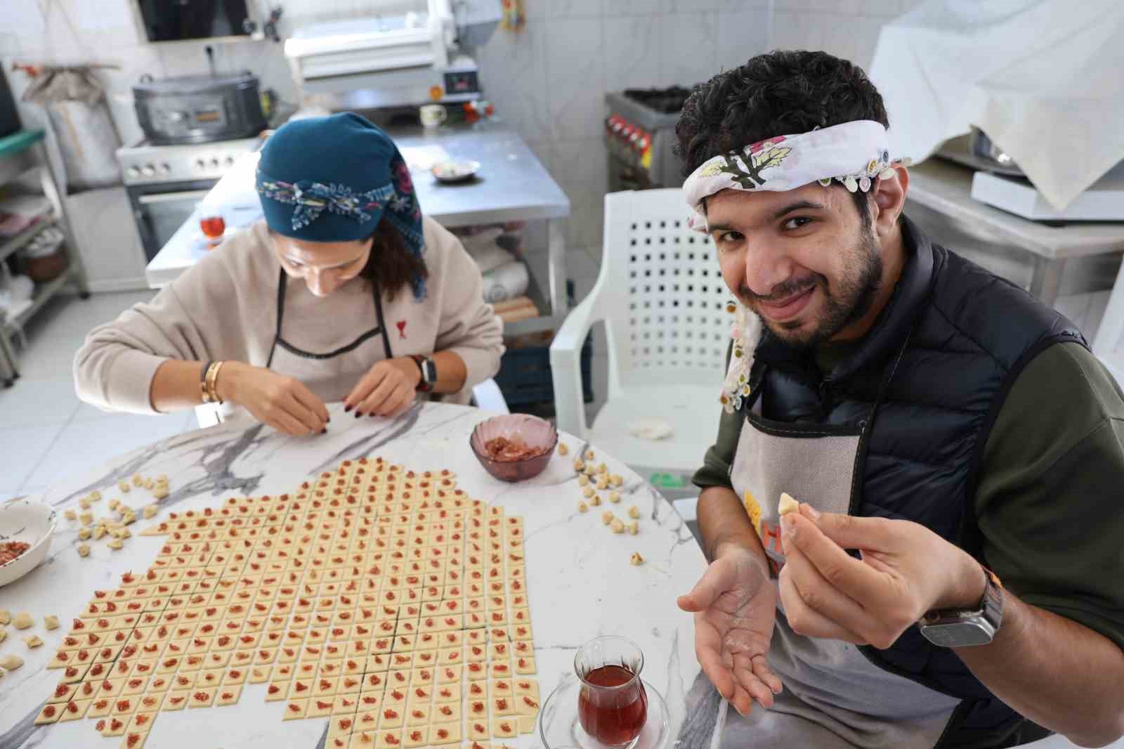 Turistler Kapadokya’da mantı doldurdu, tandırda ekmek pişirdi
