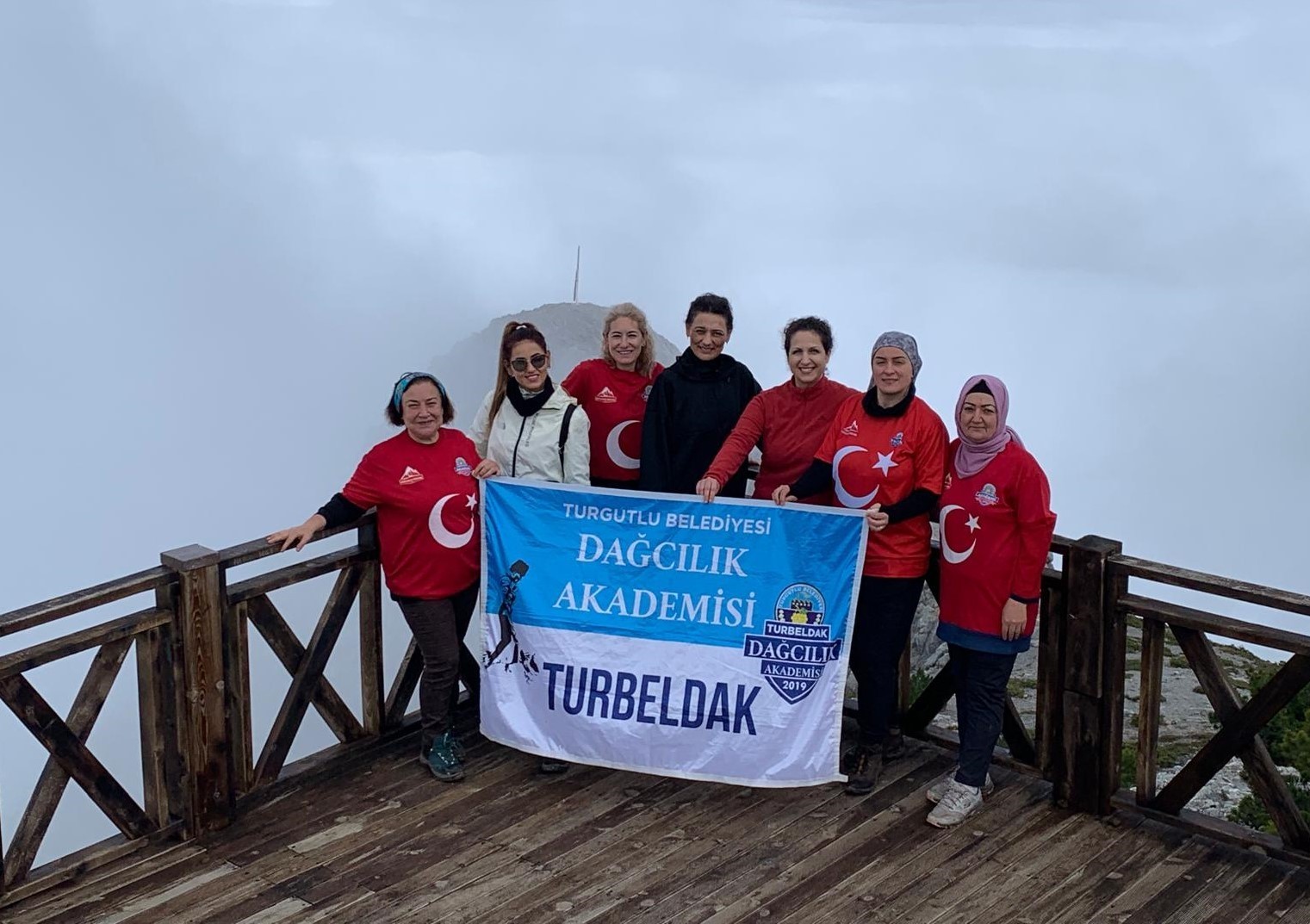 TURBELDAK üyeleri Spil Dağı’nda yürüdü
