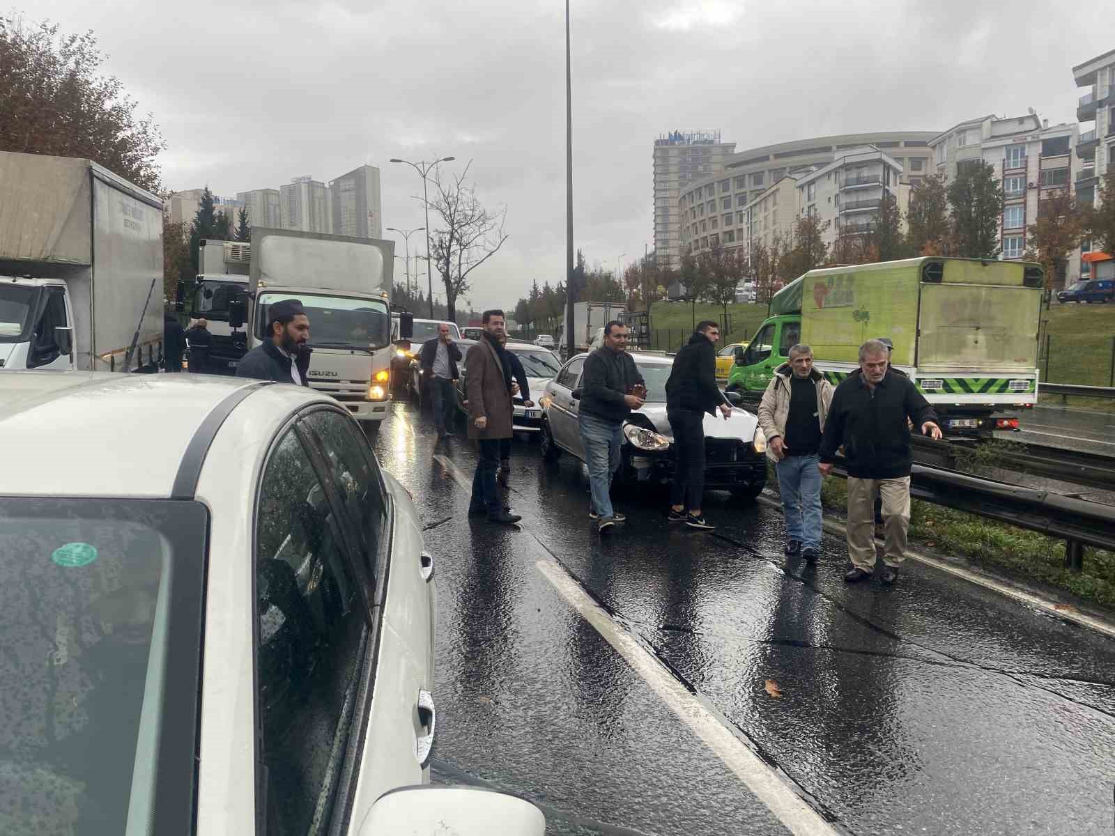 Esenyurt TEM Bağlantı yolunda yağmur sonrası zincirleme kaza
