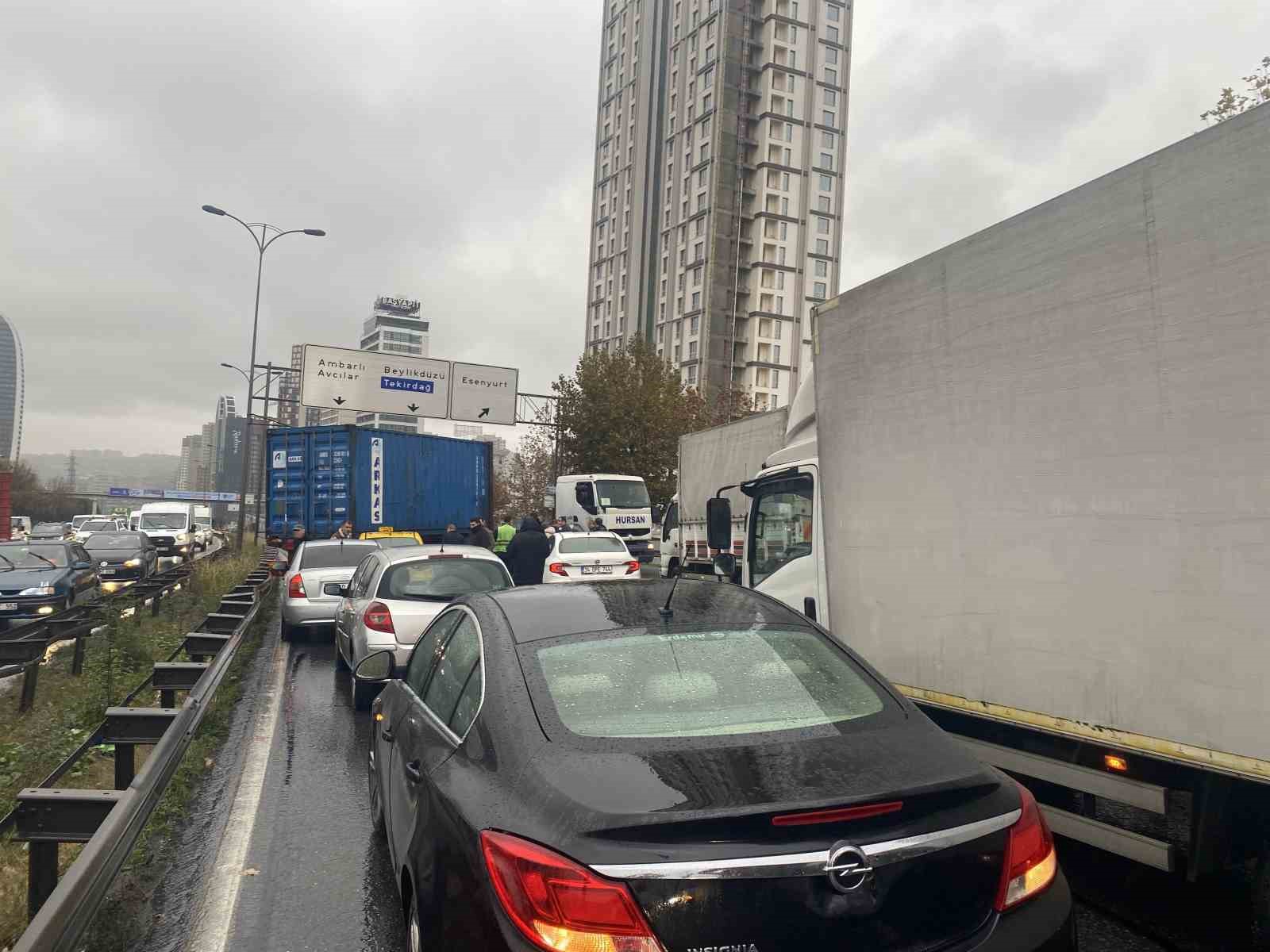 Esenyurt TEM Bağlantı yolunda yağmur sonrası zincirleme kaza
