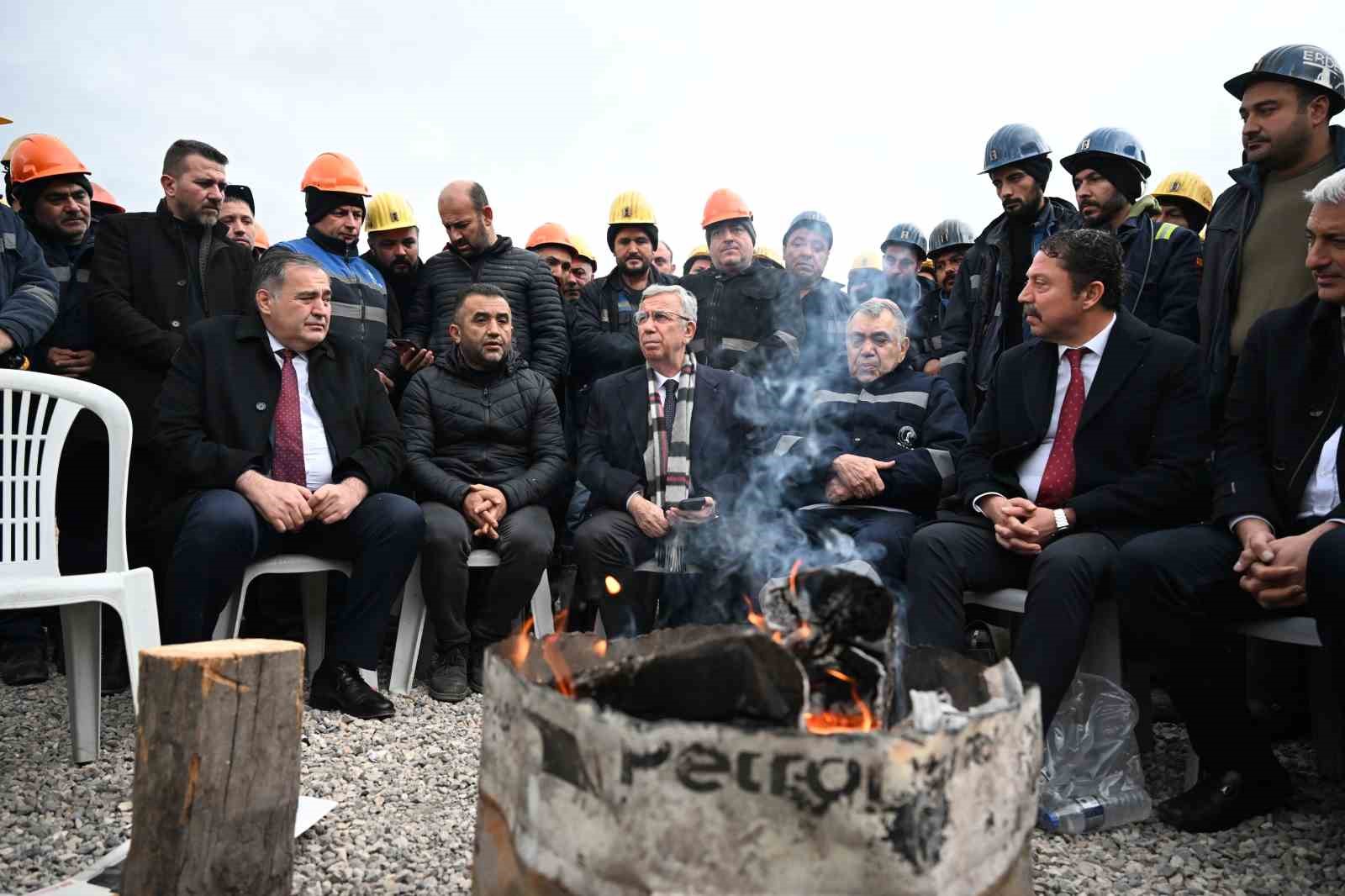 Mansur Yavaş’tan grevdeki maden işçilerine destek ziyareti
