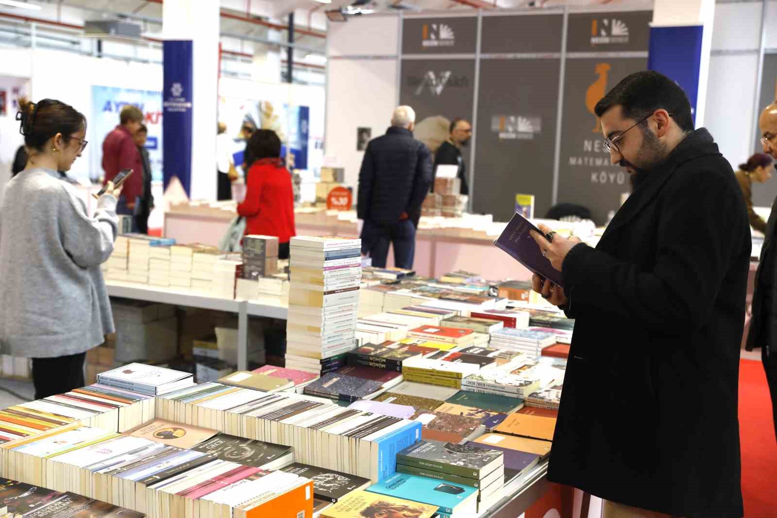 Başkan Çerçioğlu Aydın Kitap Fuarı’nda yazarları ve bilim insanlarını vatandaşlarla buluşturuyor
