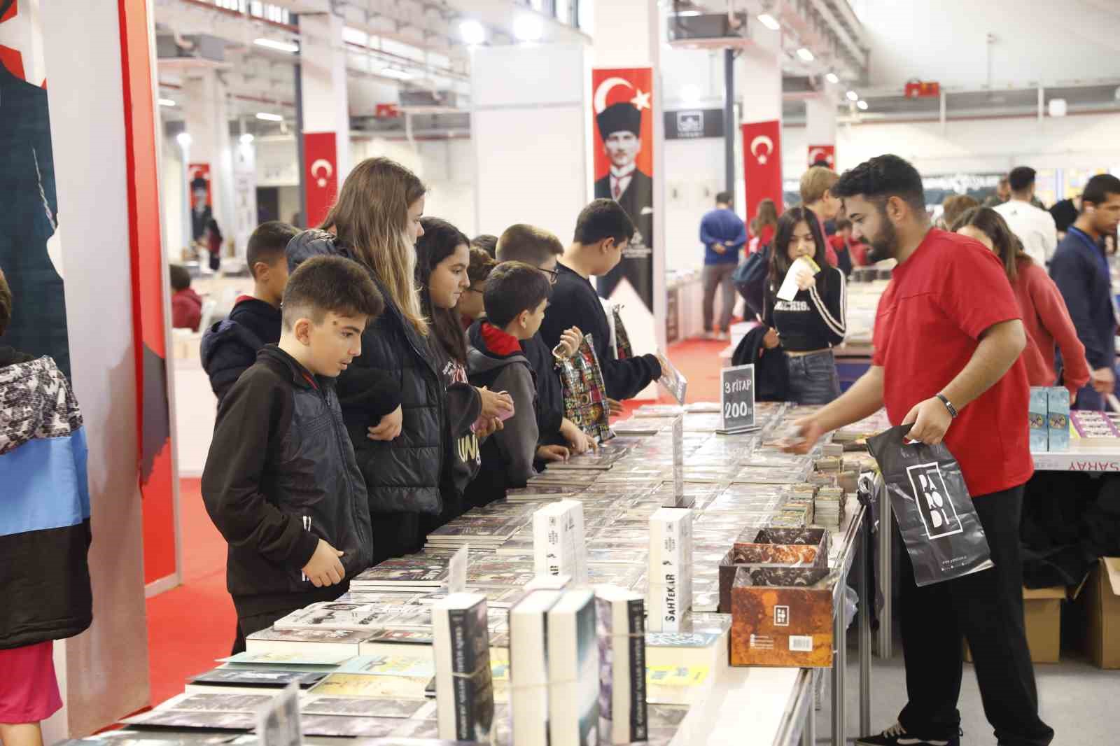 Başkan Çerçioğlu Aydın Kitap Fuarı’nda yazarları ve bilim insanlarını vatandaşlarla buluşturuyor
