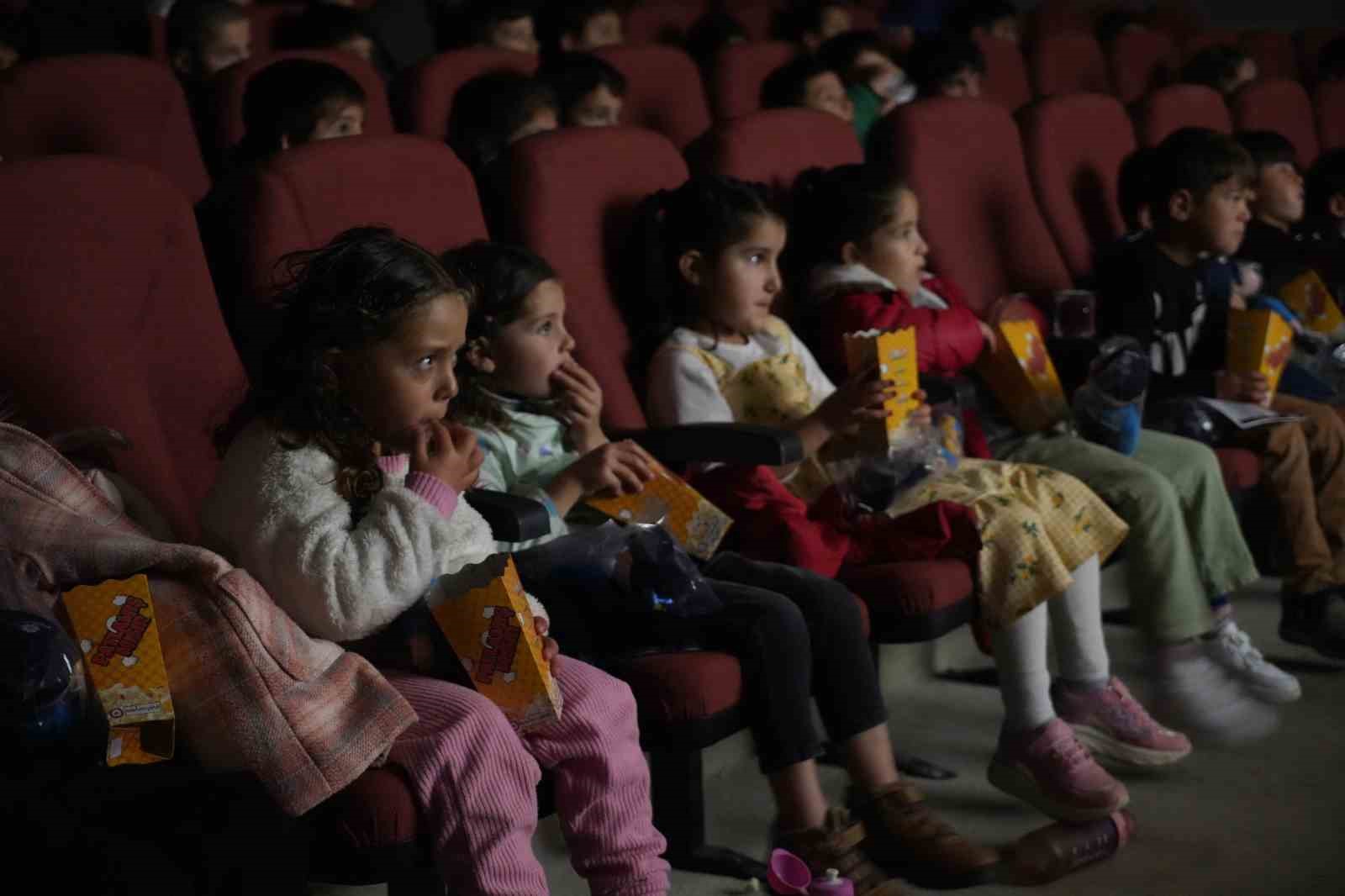 Muş polisi, çocuklara sinema keyfi yaşattı
