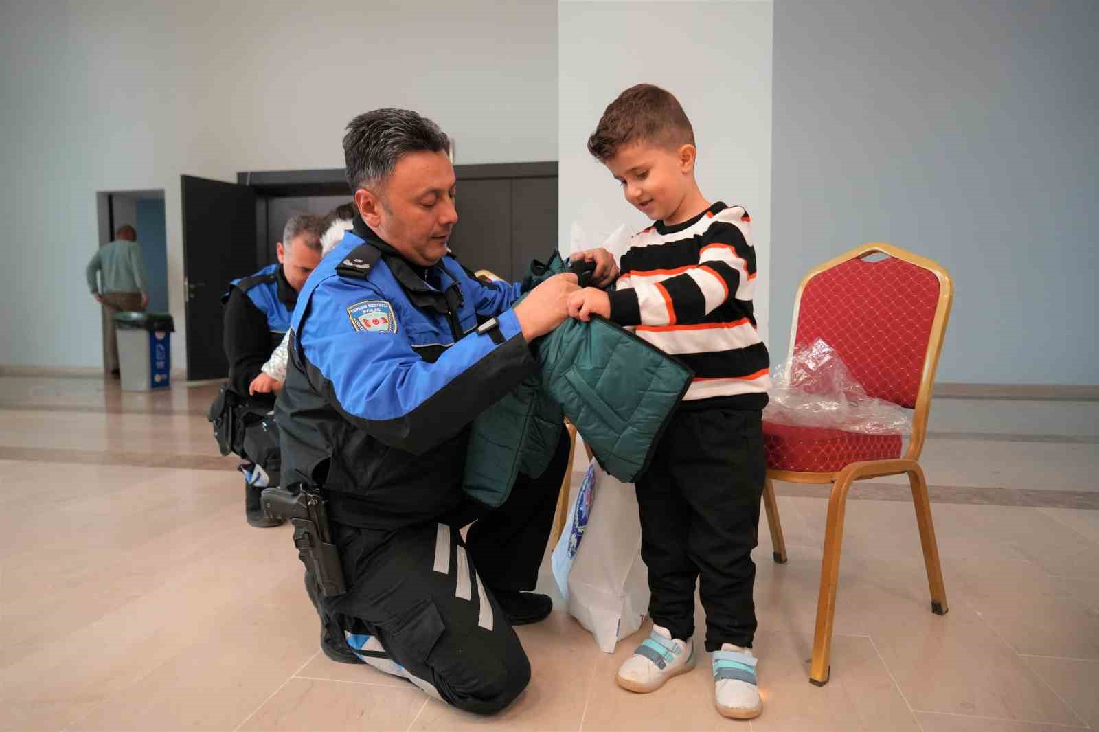 Muş polisi, çocuklara sinema keyfi yaşattı
