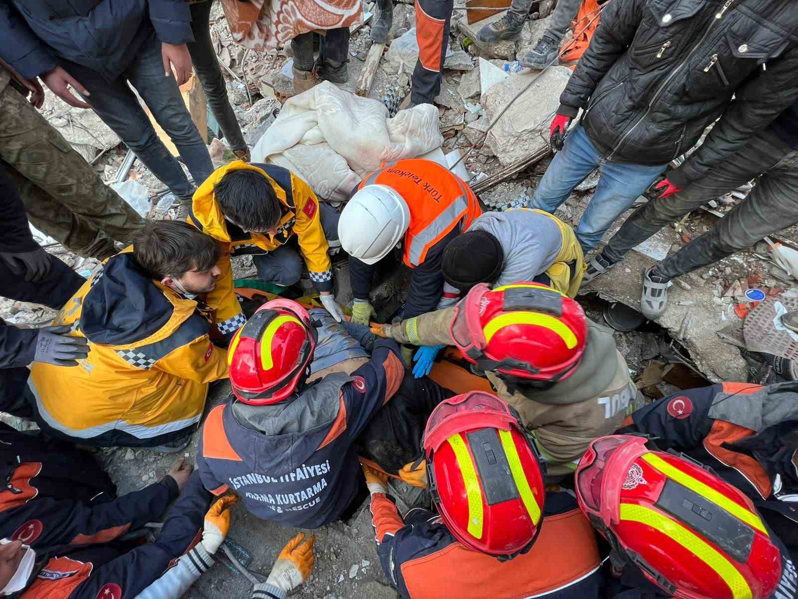 Depremde annesini ve kardeşini kaybeden genç, çamaşır makinesinin yanına sığınarak enkaz altında 6 gün yaşama tutundu
