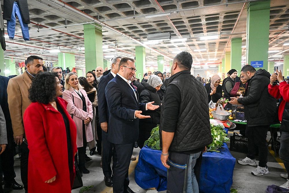 Gaziosmanpaşa’daki Mevlana Mahallesi, kapalı semt pazarına kavuştu
