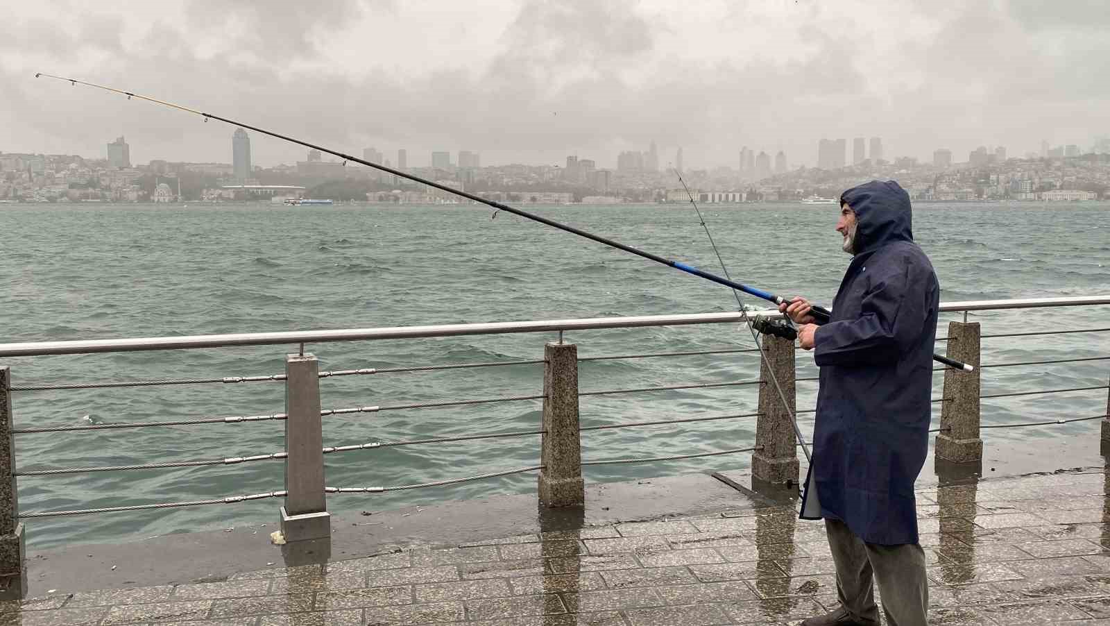 Üsküdar’da balıkçılar lodosa rağmen oltalarını bırakmadı
