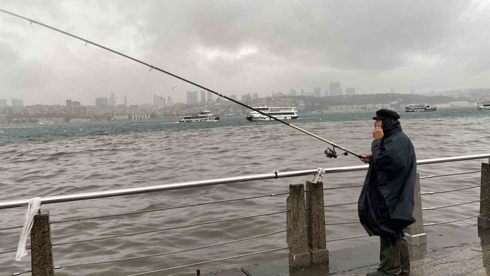 Üsküdar’da balıkçılar lodosa rağmen oltalarını bırakmadı
