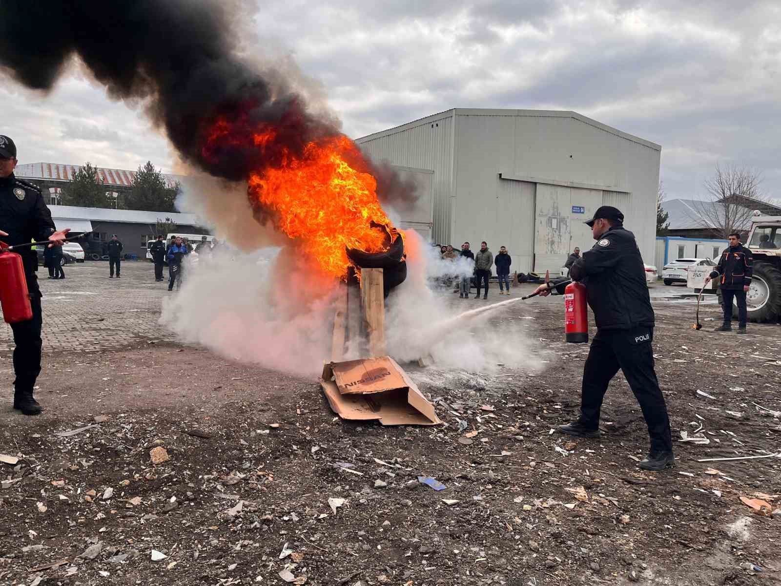 Kars’ta polise afet farkındalık ve yangın eğitimi verildi
