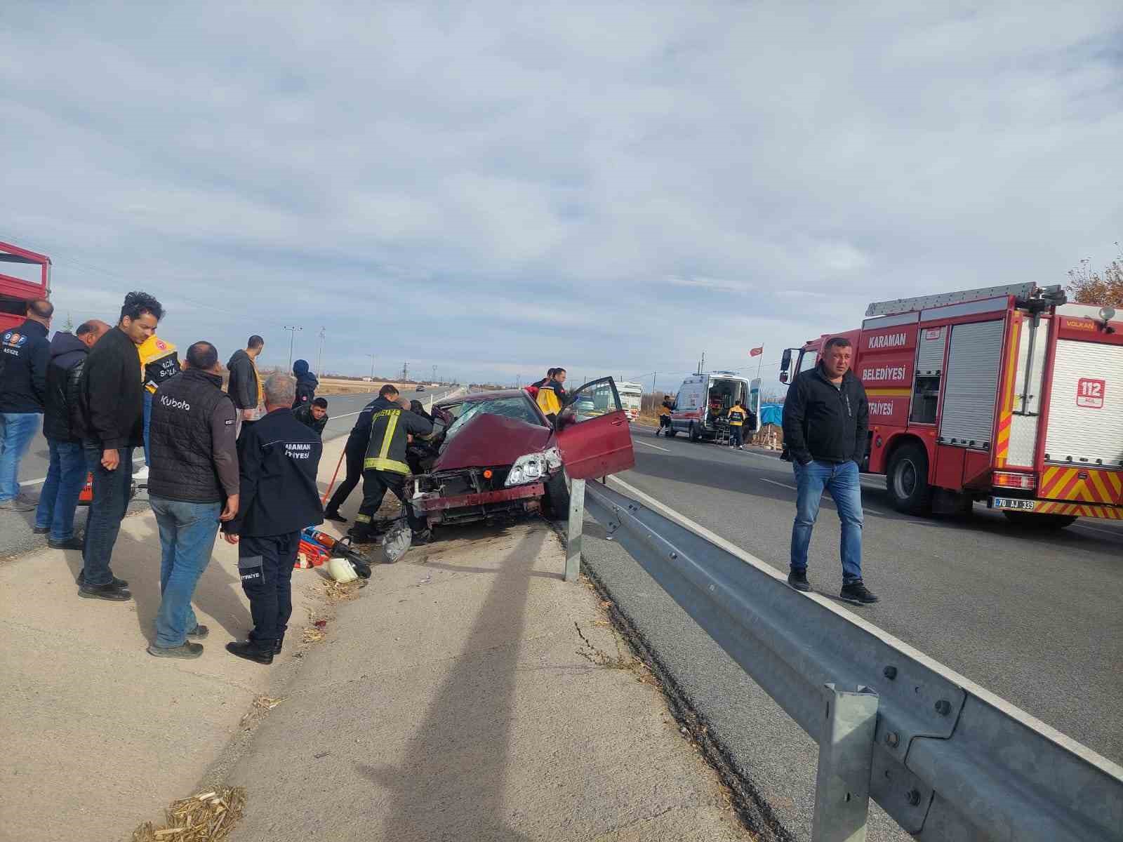 Karaman’da otomobil römork ve bariyerlere çarptı: 4 yaralı
