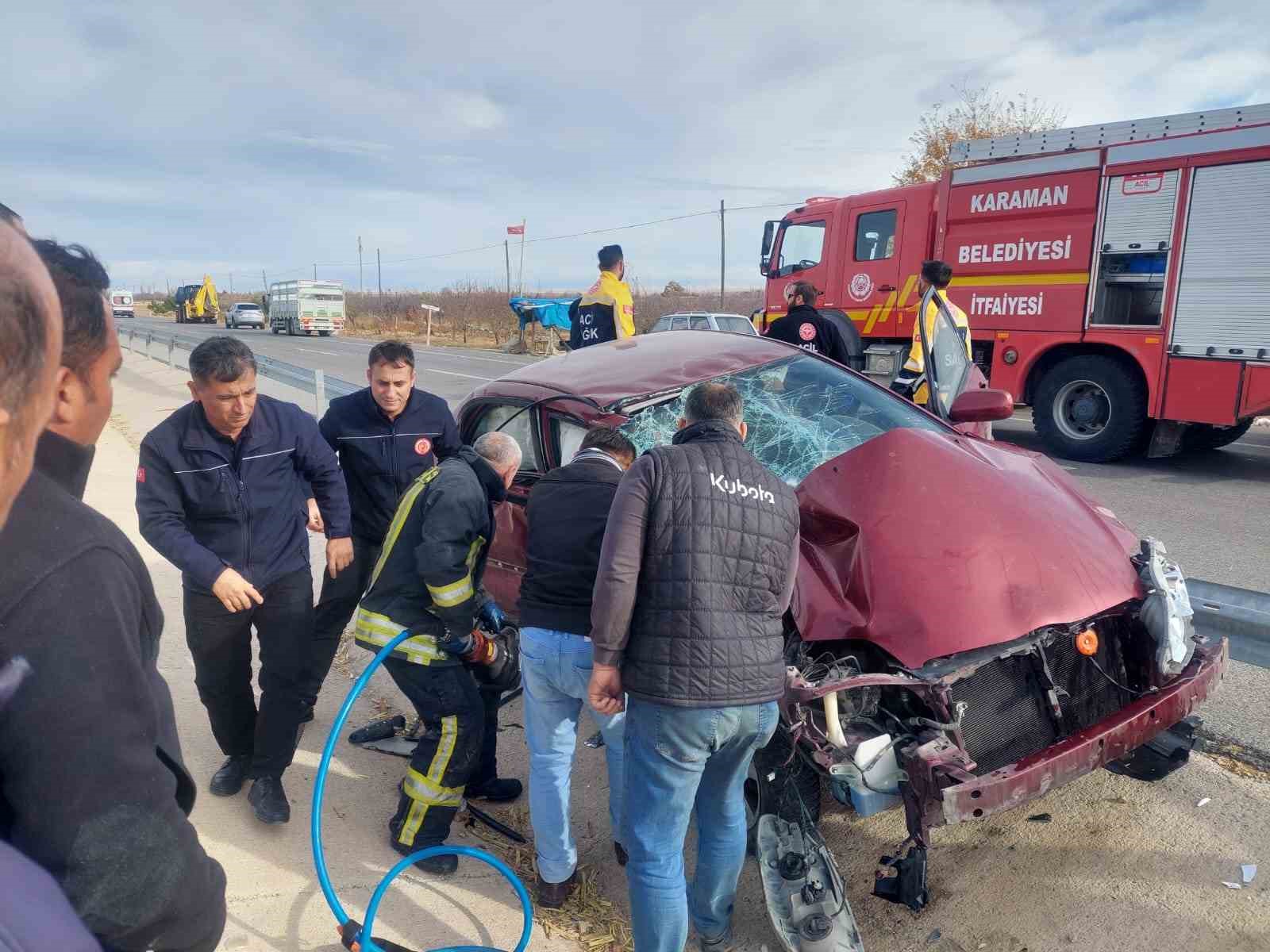 Karaman’da otomobil römork ve bariyerlere çarptı: 4 yaralı
