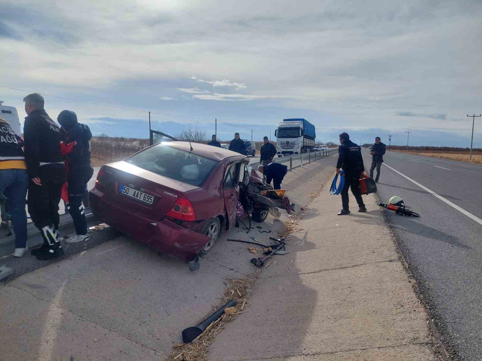 Karaman’da otomobil römork ve bariyerlere çarptı: 4 yaralı
