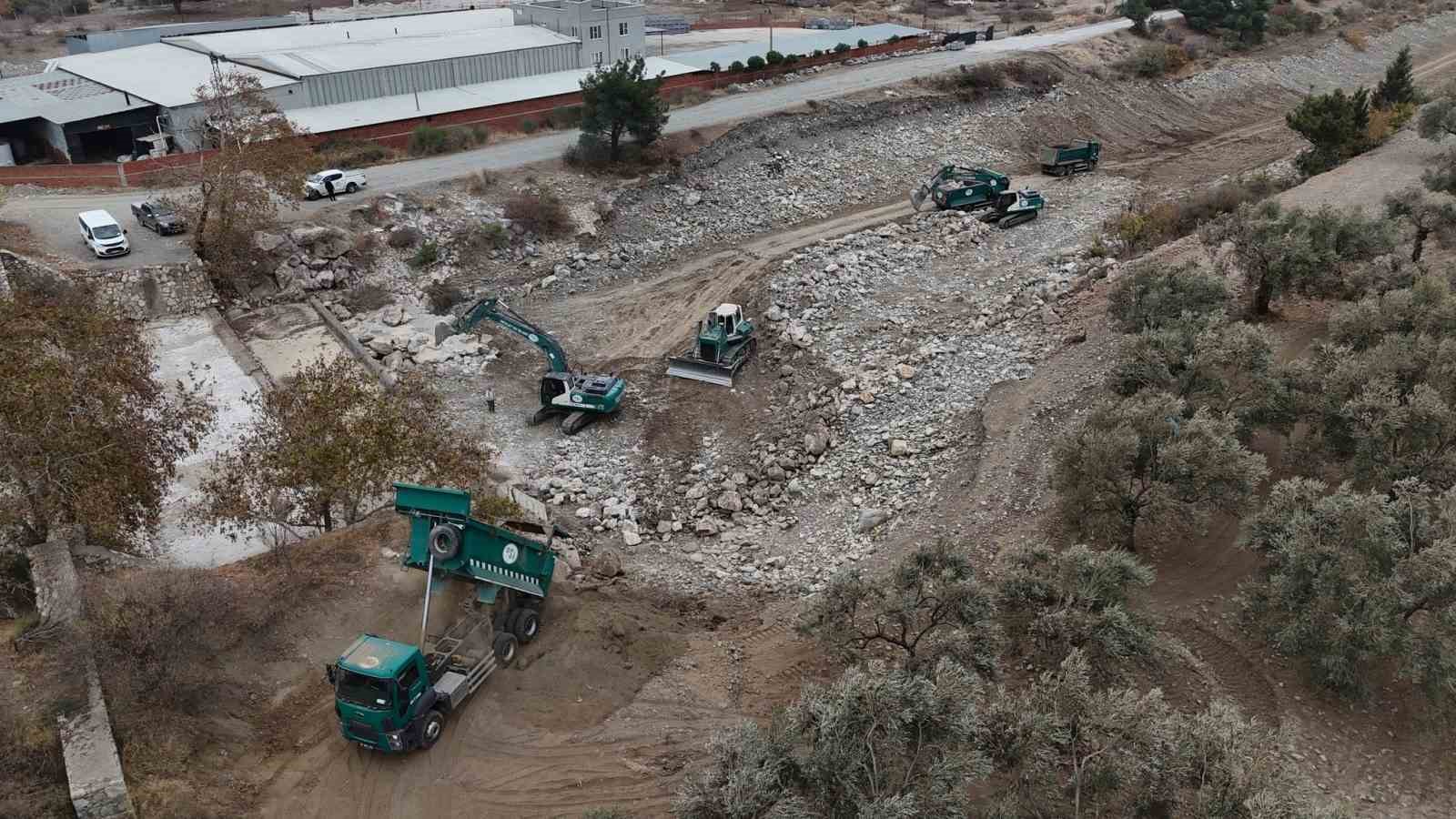 Zeytinli Çayı’nda ıslah çalışması yapılıyor
