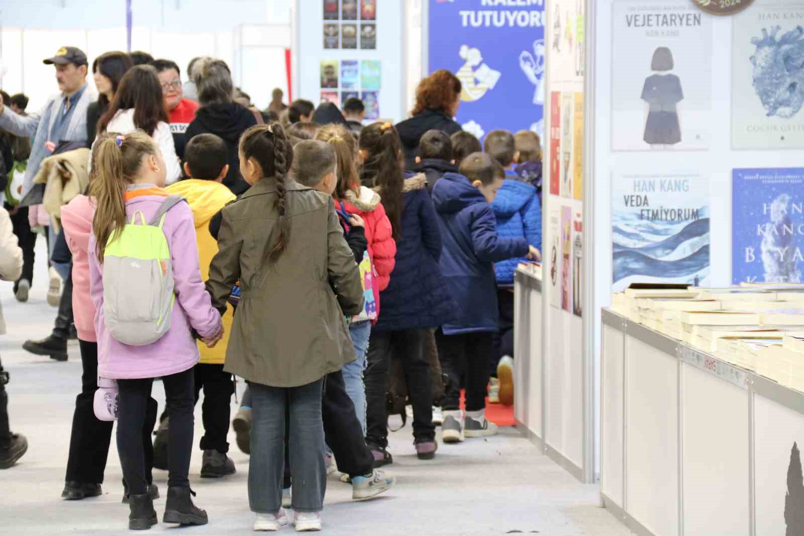 Yenipazar Belediyesi’nden ilçede yaşayan vatandaşlara kitap fuarı gezisi
