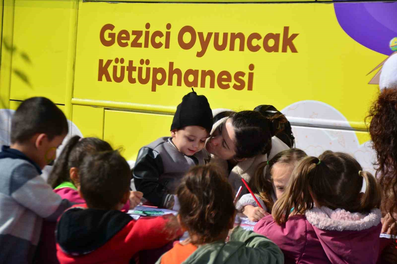 Gezici Oyuncak Kütüphanesi çocuklarla buluştu
