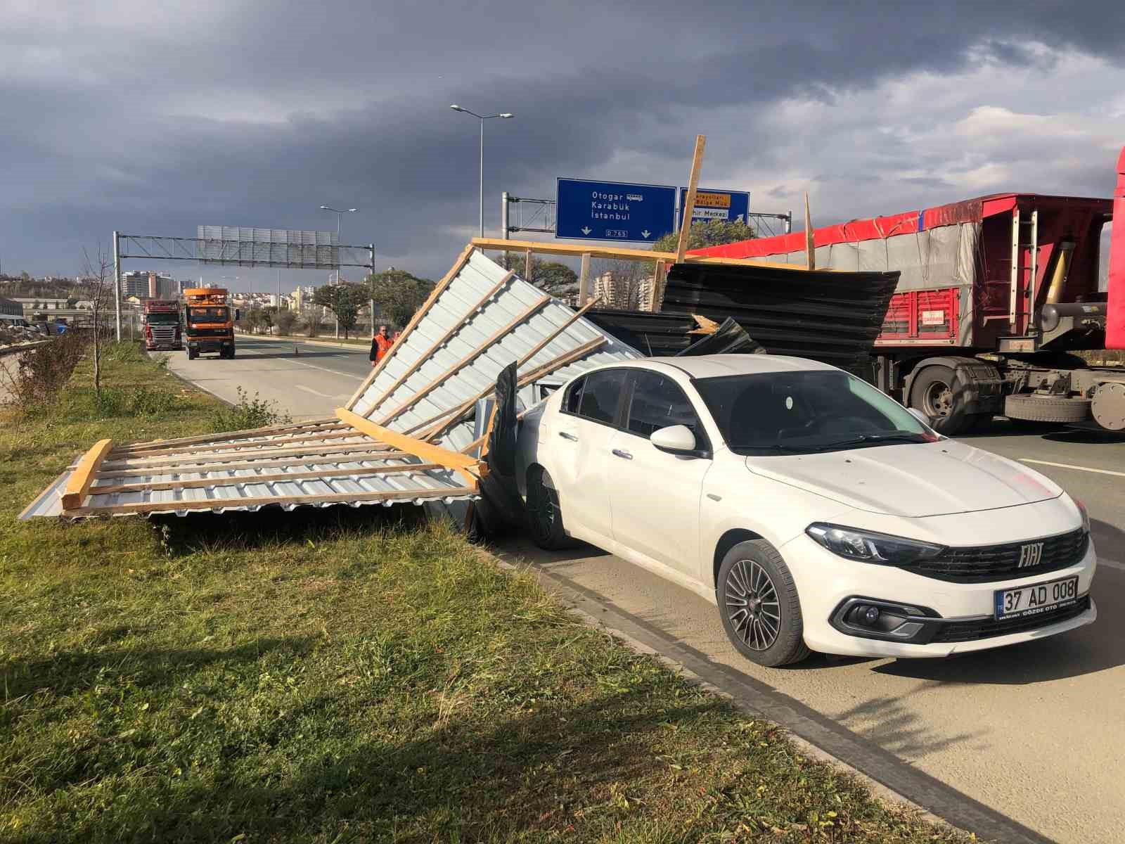 Rüzgarın uçurduğu çatı, park halindeki aracın üzerine düştü
