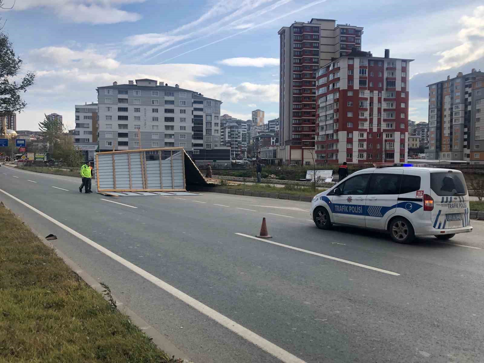 Rüzgarın uçurduğu çatı, park halindeki aracın üzerine düştü
